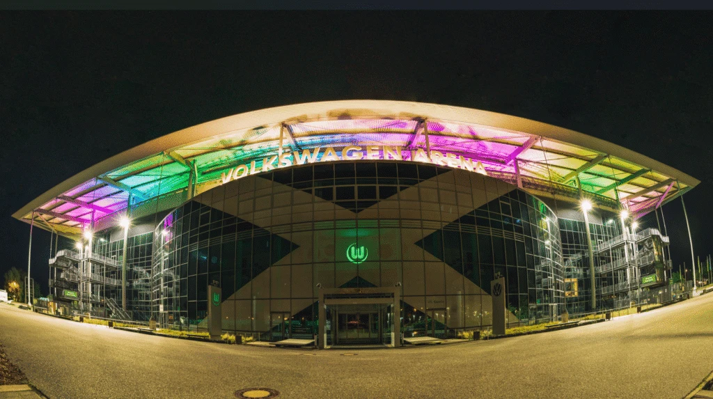 Nächtlich beleuchtete Volkswagen Arena des VfL Wolfsburg von außen