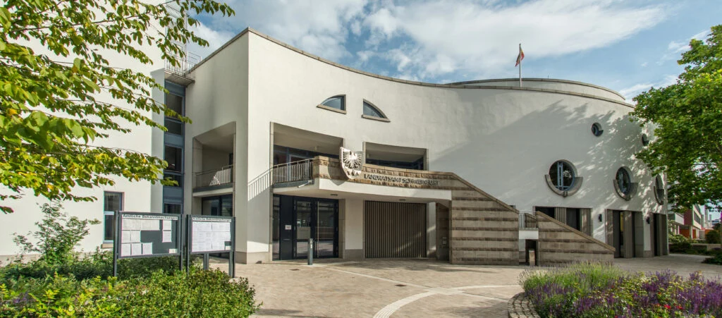 Eingangsbereich des Landratsamts Schweinfurt mit geschwungener Gebäudefassade