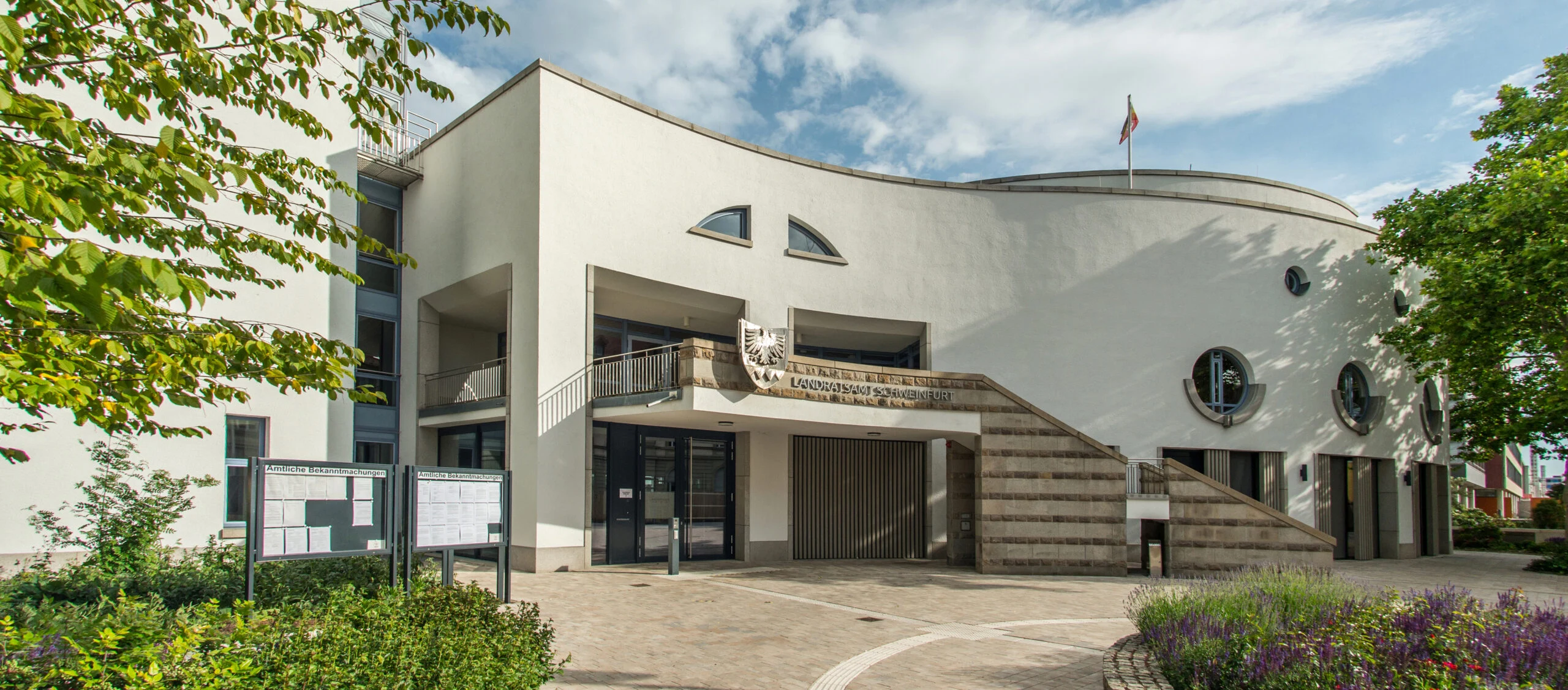 Eingangsbereich des Landratsamts Schweinfurt mit geschwungener Gebäudefassade