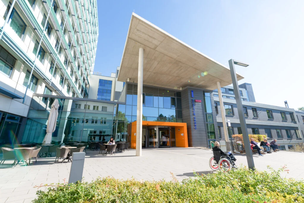 Haupteingang des Klinikums Hanau mit weit auskragendem Vordach und Vorplatz