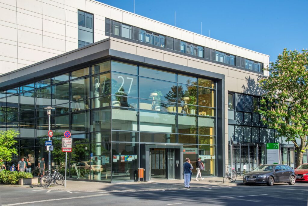 Gläserner Eingangsbereich eines Klinikgebäudes des Universitätsklinikums Dresden