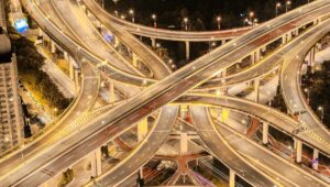 Mehrstöckige Autobahnkreuzung bei Nacht als Bild für wachsende Komplexität